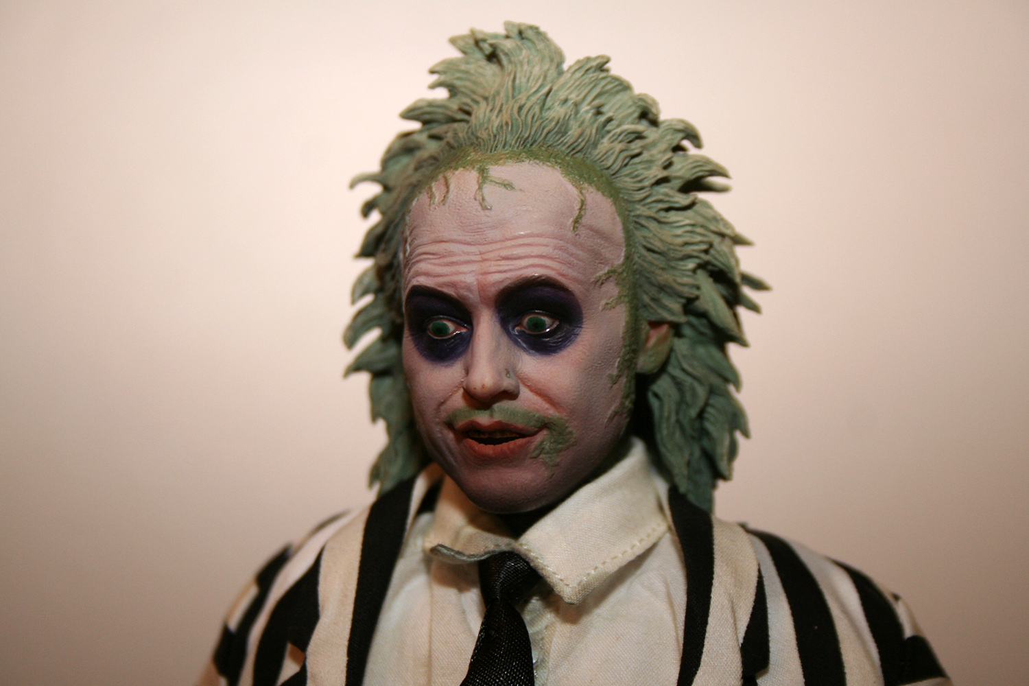REVIEW: Sideshow’s Beetlejuice Sixth Scale Figure.
